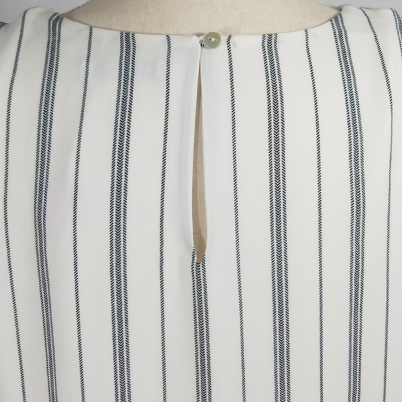 EUC DR2 Sleeveless V-neck Blouse - Picture 2 of 2